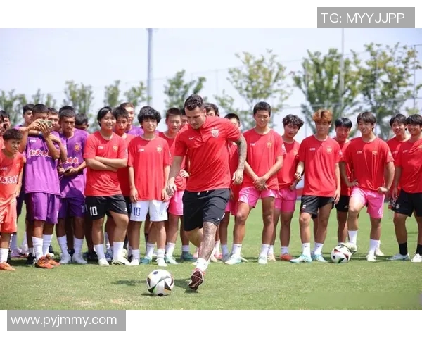 足球球星背后的传奇故事与奋斗历程揭示他们成就的非凡人生