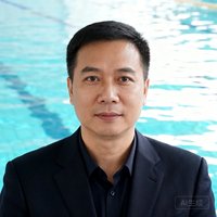 广州天河体育中心场馆运营部经理的证件照，背景是游泳馆清澈的泳池水面